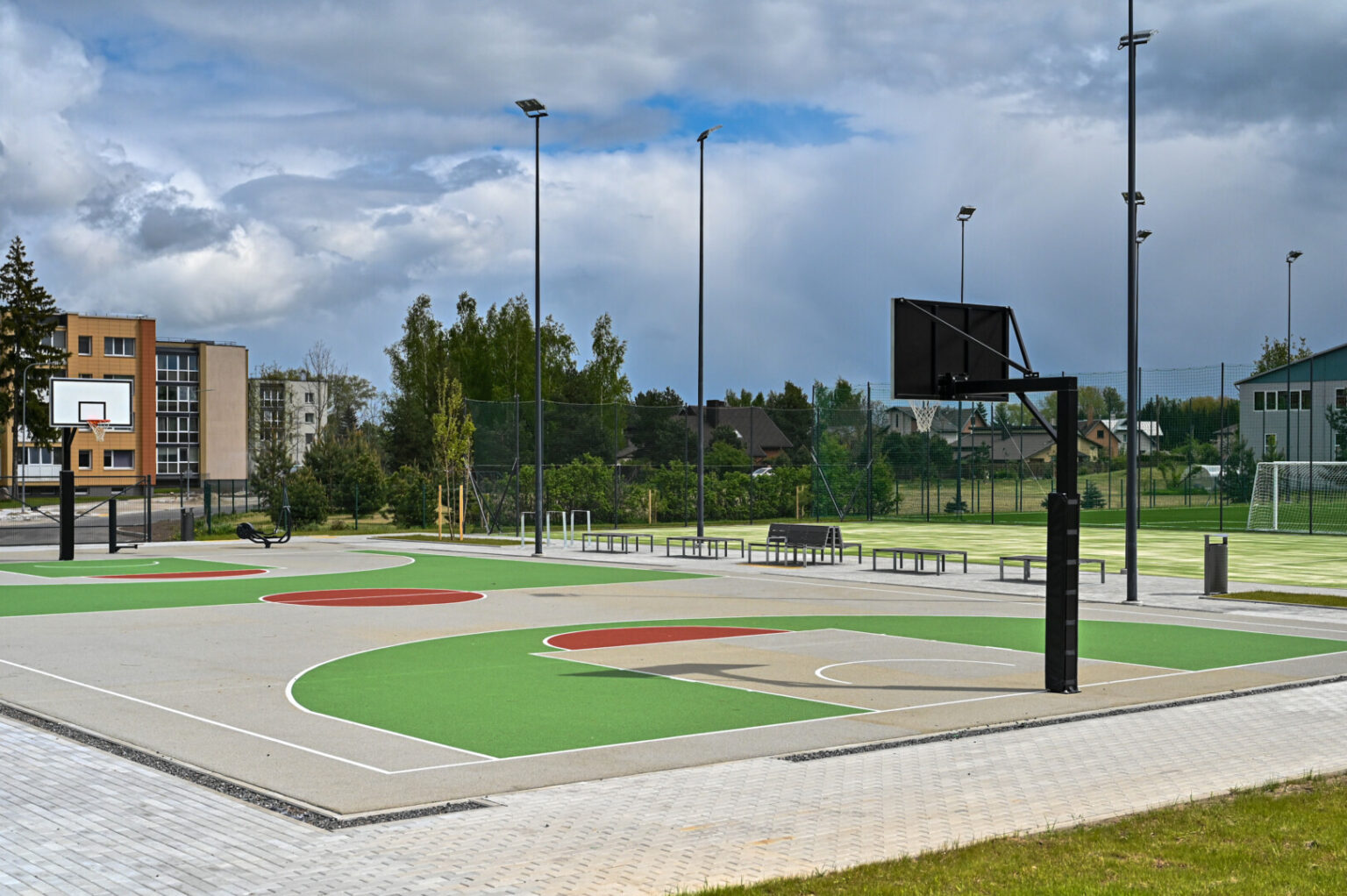 Beliko vos pora savaičių iki oficialaus Dembavos sporto aikštyno atidarymo, o bendruomenėje jau verda aistros.