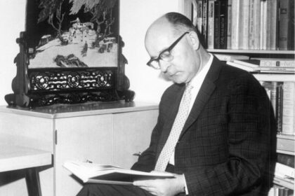 Šiandien, kai ir mūsų mieste ne prie vienų namų alyvos jau laužias per tvorą, kai gatvėse ir parkuose taip elegantiškai „dega tylios žvakės – / Baltuos žieduos rausvi taškai“, yra pats laikas prisiminti prieš 100 metų čia vaikščiojusį būsimą kūrėją Henriką Radauską.