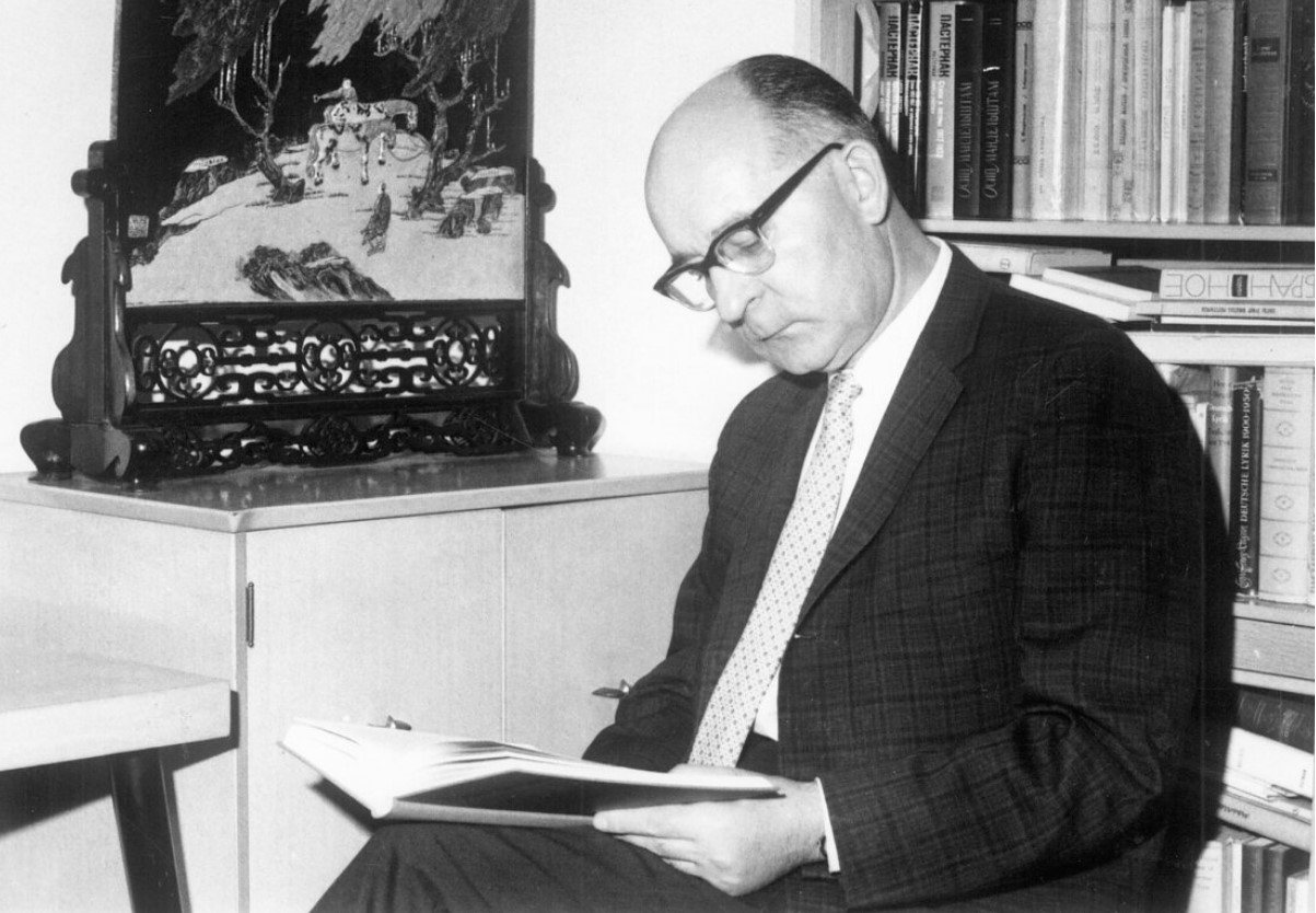 Šiandien, kai ir mūsų mieste ne prie vienų namų alyvos jau laužias per tvorą, kai gatvėse ir parkuose taip elegantiškai „dega tylios žvakės – / Baltuos žieduos rausvi taškai“, yra pats laikas prisiminti prieš 100 metų čia vaikščiojusį būsimą kūrėją Henriką Radauską.