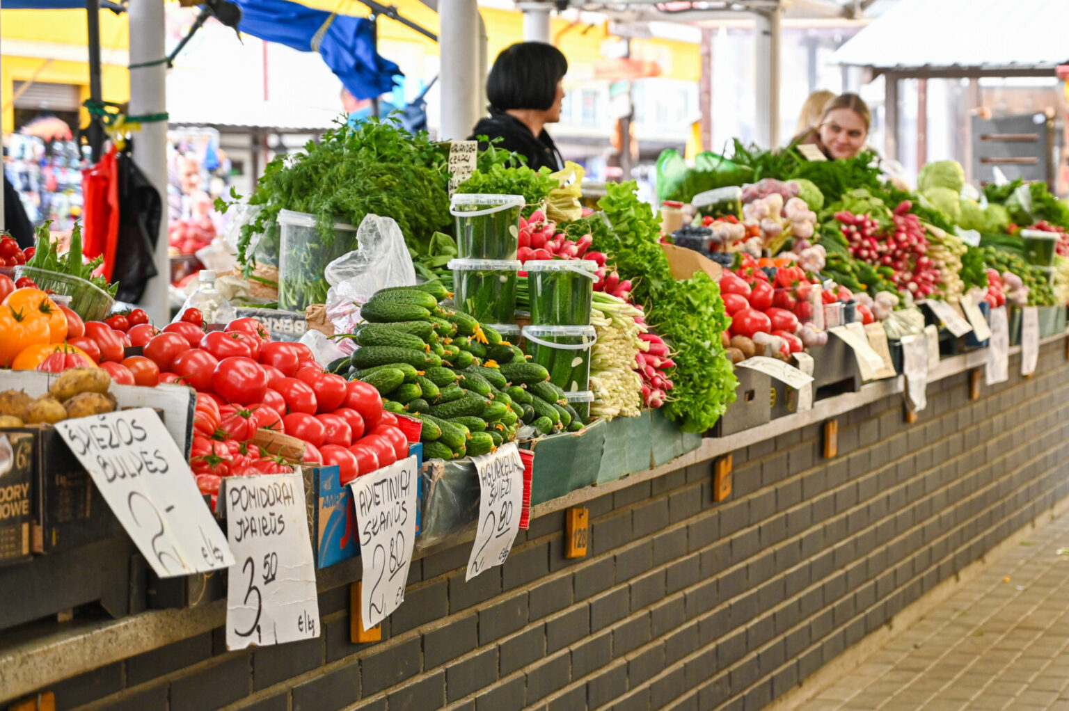Baigiantis gegužei Panevėžio centrinio turgaus prekystaliai jau lūždavo nuo pavasarinio derliaus.