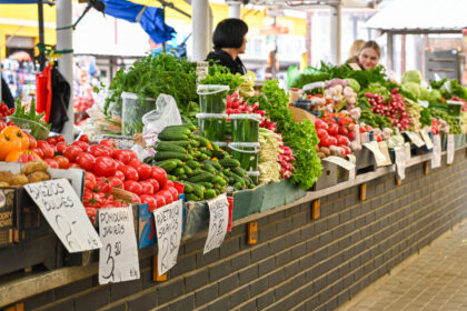 Baigiantis gegužei Panevėžio centrinio turgaus prekystaliai jau lūždavo nuo pavasarinio derliaus.