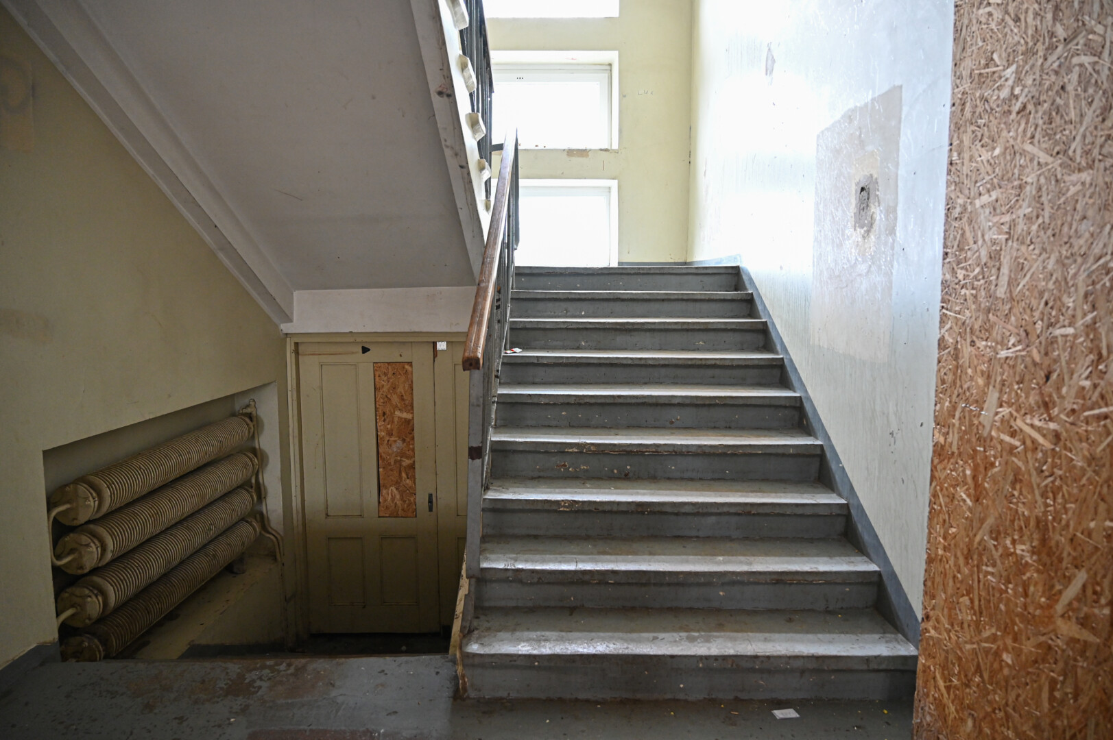 Kai kuriuose Panevėžio daugiabučiuose laiptinės atrodo šitaip. P. ŽIDONIO nuotr.