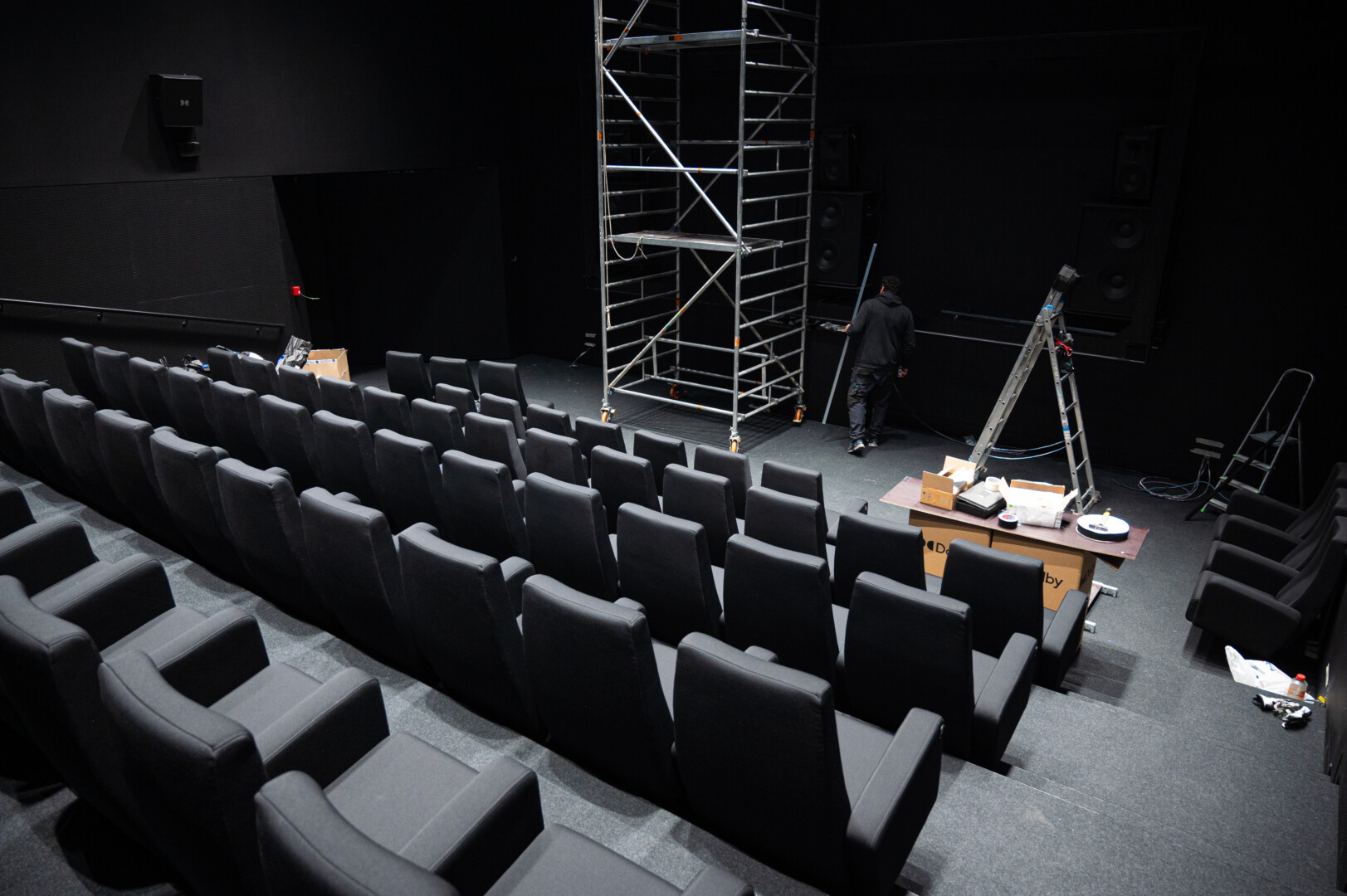 „Stasys Museum“ patalpose – kube, į kurį bus patenkama per požeminį koridorių – šią savaitę buvo baigiami modernios kino salės įrengimo darbai. P. ŽIDONIO nuotr.