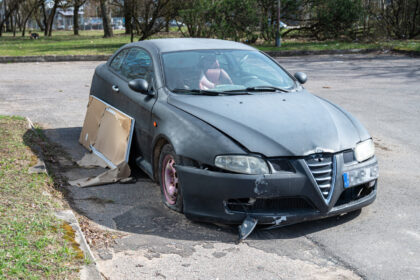 Panevėžio teisėjams teko nagrinėti neeilinę bylą. Teismo dvikovoje susirungė Panevėžio savivaldybė ir su ja bylinėtis nusprendęs panevėžietis, nevažiuojančio automobilio savininkas.