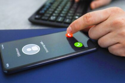 Praeitoje Seimo kadencijoje nepritarus siūlymui  Darbo kodekse numatyti nuotoliu dirbančių darbuotojų teisę po darbo valandų būti darbdavio nepasiekiamais, šis klausimas vėl atsirado politinėje darbotvarkėje. 