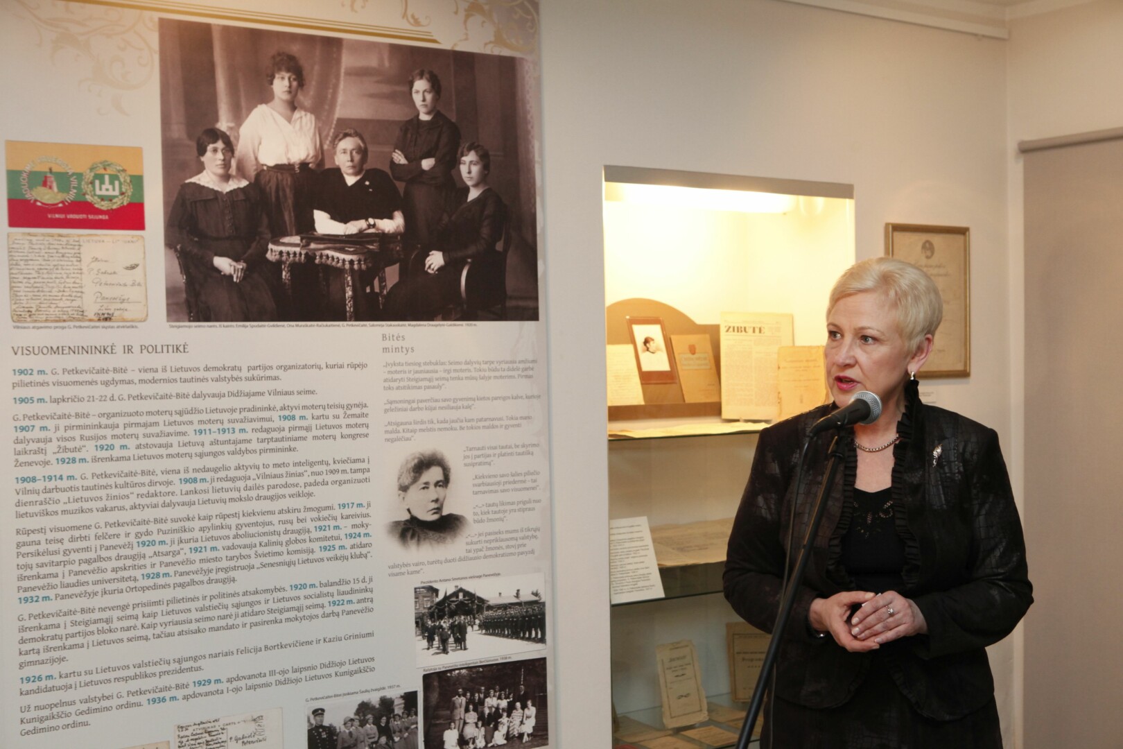 Panevėžio kraštotyros muziejuje surengtos parodos „Gabrielė Petkevičaitė-Bitė: kilni pareiga kilti ir kelti“ atidaryme kalba jos globėja Lietuvos Respublikos Seimo pirmininkė Irena Degutienė. 2011 m. kovo 30 d. T. Stasevičiaus nuotr. PK muziejaus Skaitmeninis archyvas