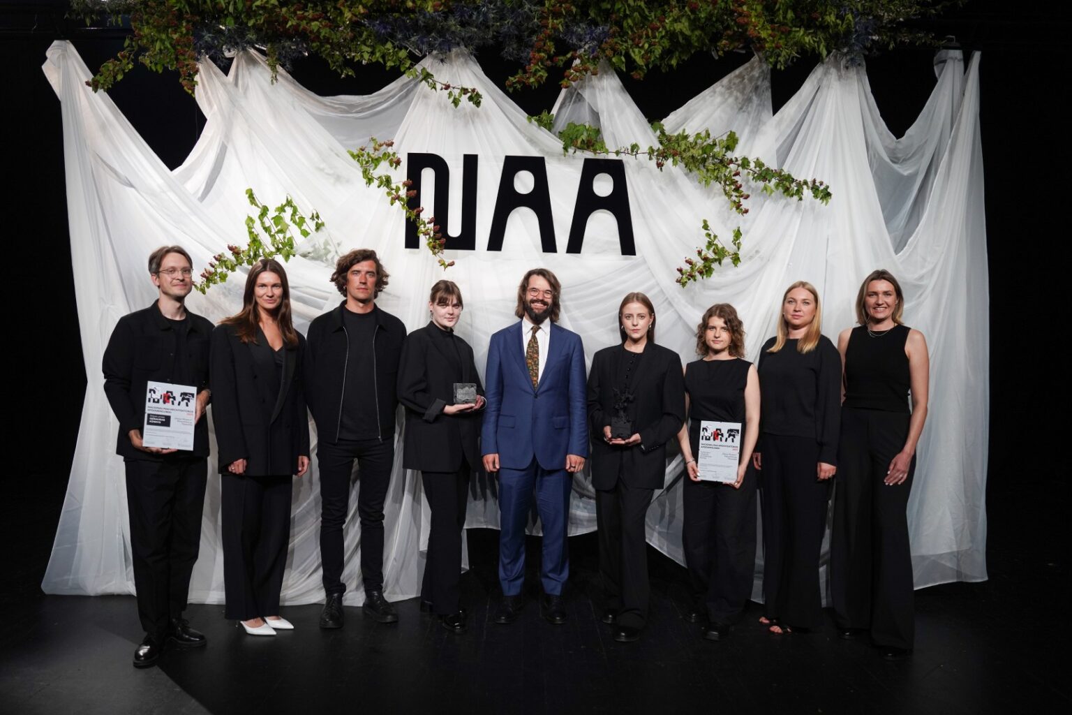 Pirmadienį, birželio 30 d., Panevėžyje, Juozo Miltinio dramos teatre įvyko Nacionalinių architektūros apdovanojimų (NAA) 2025 ceremonija, kurios metu pagerbti geriausi architektūriniai kūriniai Lietuvoje.