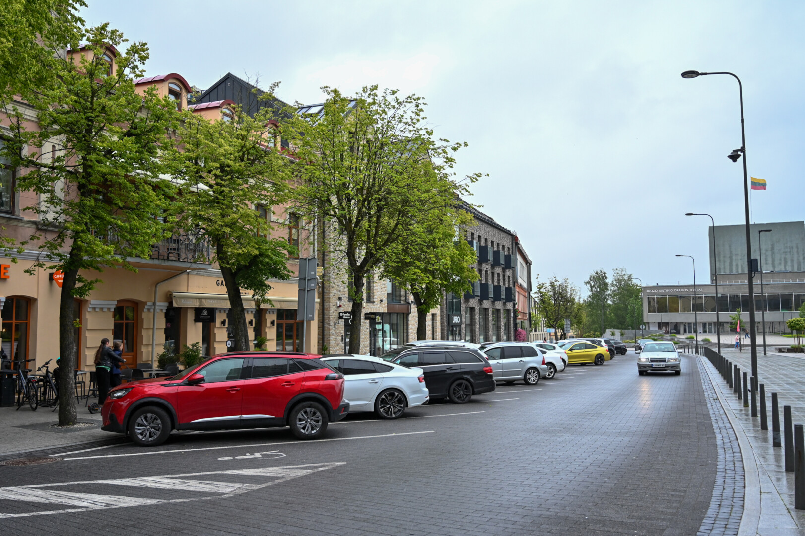 Jau nuo 2026-ųjų pradžios važiavimas Elektros gatve kaip mažos taršos zona turėjo būti apmokestintas, tačiau Seime pradėjus svarstyti, kad tokios zonos būtų tik rekomenduojamos, Panevėžys nebeskuba ruoštis šiems pokyčiams. P. ŽIDONIO nuotr. 