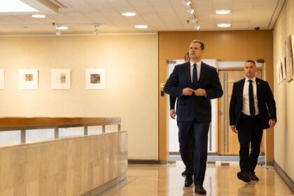 Trečiadienį posėdžiavusi Vyriausioji tarnybinės etikos komisija (VTEK) nusprendė pradėti tyrimą dėl premjero Gintauto Palucko galimo interesų konflikto, kai politikui dalinai priklausanti įmonė „Garnis“ gavo lengvatinę nacionalinio plėtros banko ILTE paskolą, socialdemokratui jau einant ministro pirmininko pareigas.