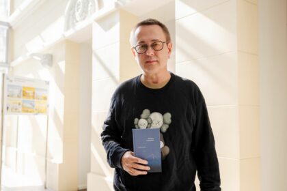 Panevėžio apskrities Gabrielės Petkevičaitės-Bitės viešojoje bibliotekoje pristatyta naujausia poeto, prozininko, vertėjo, dramaturgo, Klaipėdos dramos teatro meno vadovo Gintaro Grajausko poezijos knyga „Vandens skonis“.