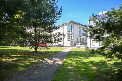 Tarp Panevėžio apskrities Gabrielės Petkevičaitės-Bitės viešosios bibliotekos, Laisvės aikštės ir A. Kisino gatvės esantis skveras pastaruoju metu itin populiarus.