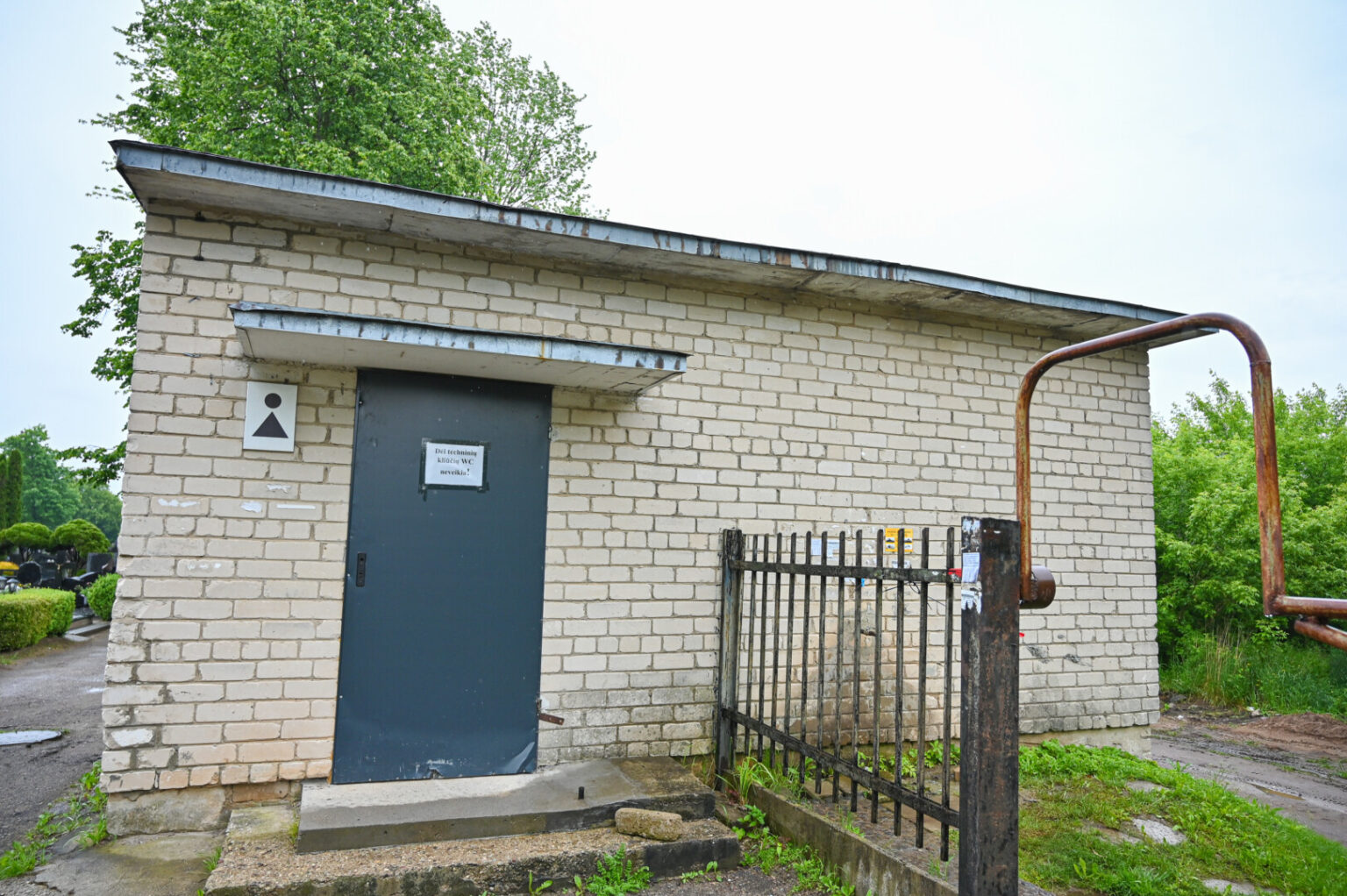 Apie pusę amžiaus Kristaus Karaliaus katedros kapinėse veikęs stacionarus tualetas jau kurį laiką uždarytas.