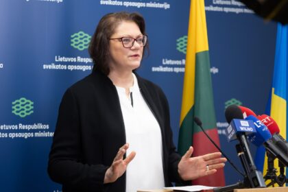 Sveikatos apsaugos ministrė Marija Jakubauskienė sako, kad iniciatyva naikinti papildomas priemokas už gydymą nėra vienintelis būdas, kuriuo siekiama stiprinti „kraujuojantį“ viešąjį sveikatos sektorių. Jos teigimu, šiam klausimui spręsti ministerija yra parengusi trijų žingsnių planą.