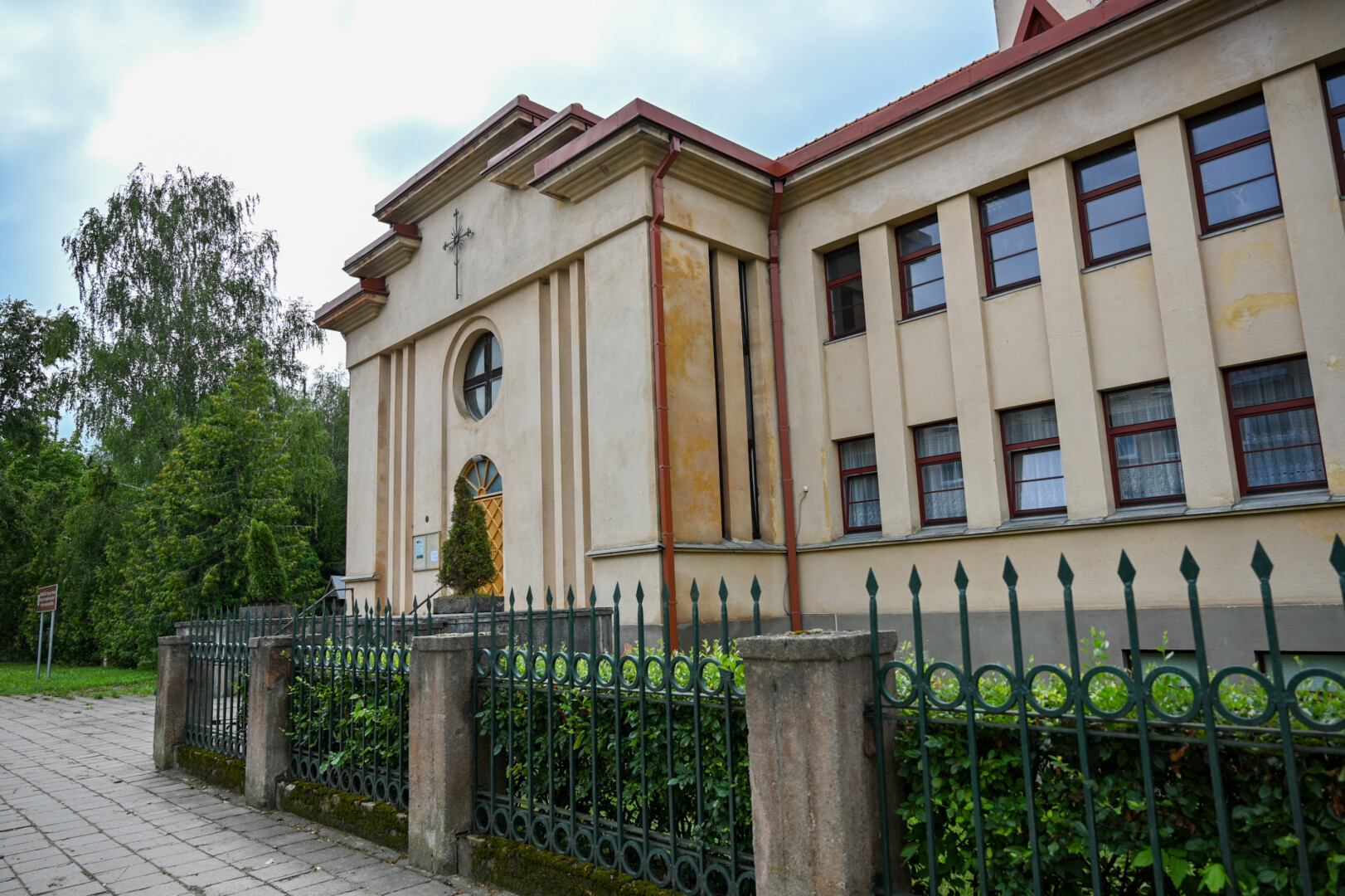 Sutvarkęs vienus maldos namus Panevėžyje, dvasininkas ėmėsi atkurti buvusio Marijonų vienuolyno koplyčią. Sovietmečiu joje veikė Vaikų dailės mokyklos ūkio patalpos, o pačiame vienuolyne – mokykla. P. ŽIDONIO nuotr.