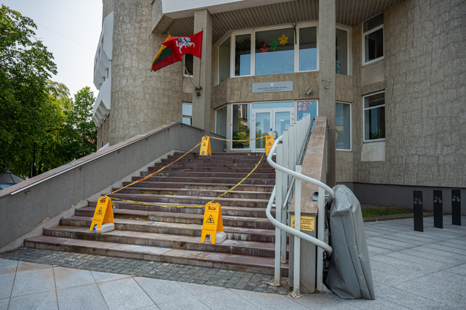 Daugiau nei pusmetį „stop“ juostomis aptverti Panevėžio apylinkės teismo laiptai praeiviams bado akis ir kelia nuostabą.