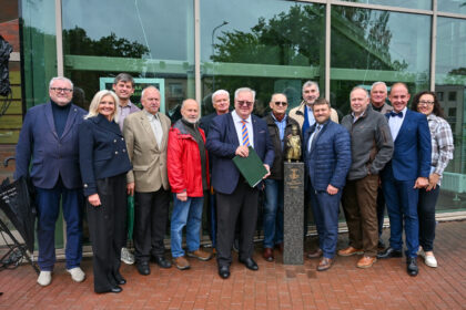 Panevėžį papildė naujas meninis akcentas – J. Urbšio gatvėje, šalia Panevėžio prekybos, pramonės ir amatų rūmų pastato, atidengta bronzinė skulptūrėlė „Panevėžiškis verslininkas“.