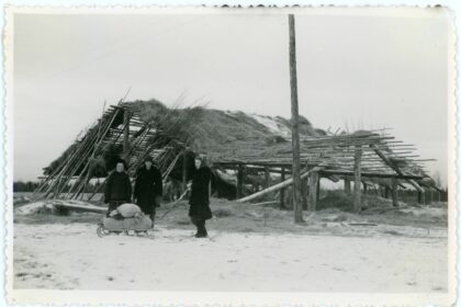 Kartais gyvenimas mėgsta pažaisti, pindamas ir perpindamas kelius. Tremtinį Steponą Pobedinską iš Naujamiesčio miestelio Panevėžio rajone su apskrities Gabrielės Petkevičaitės-Bitės viešąja biblioteka savaip suvedė fotomenininkė Kotryna Juškaitė, žiemą joje pristačiusi parodą „Tremtyje“. Joje eksponuotos ir penkios autentiškos S. Pobedinsko fotografijos, fiksavusios tremtinių gyvenimą Sibire.