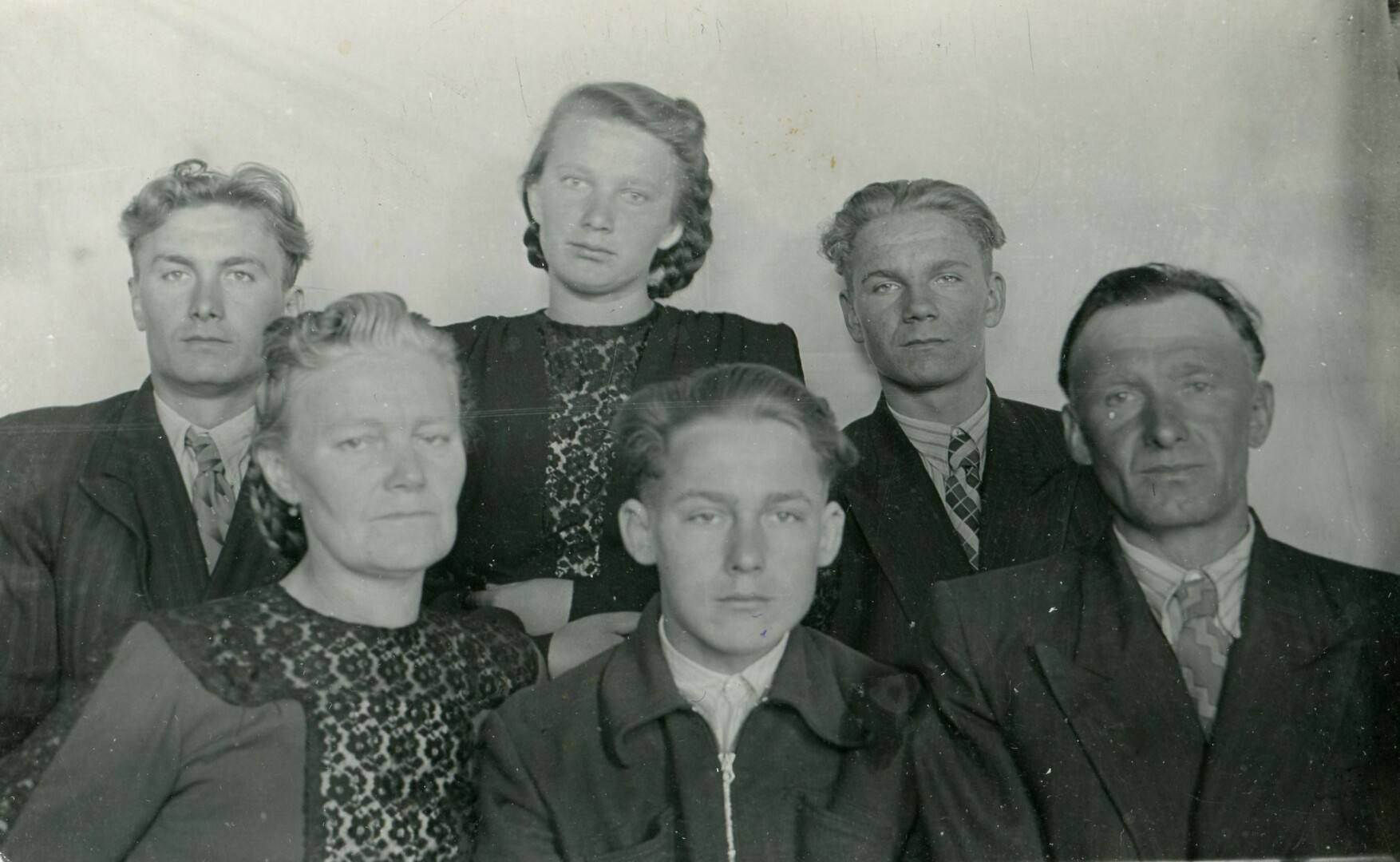 Grįžusi iš tremties Pobedinskų šeima. Pirmoje eilėje iš kairės – Zofija Pobedinskienė, sūnus Feliksas, Steponas Pobedinskas; antroje eilėje iš kairės: sūnus Steponas, dukra Marytė, sūnus Henrikas. 1958 m. S. POBEDINSKO asmeninio archyvo nuotr. 
