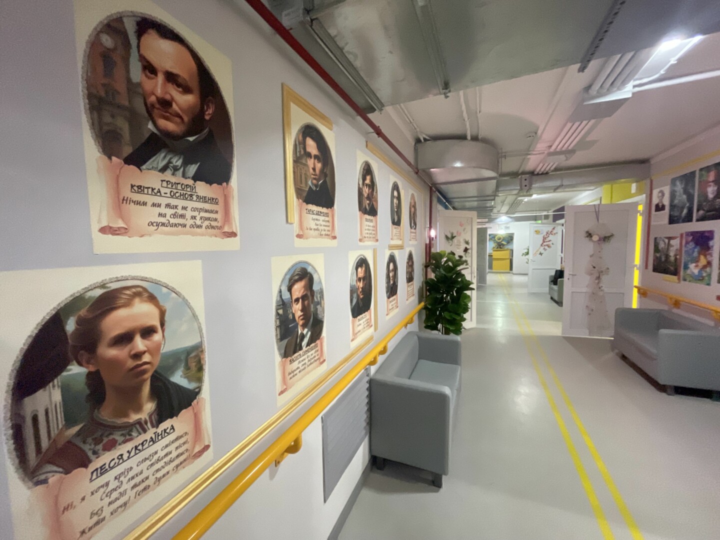 Požeminės mokyklos sienos išpuoštos šalį garsinusių asmenybių portretais ir patriotiniais šūkiais. E. BUTRIMO nuotr.