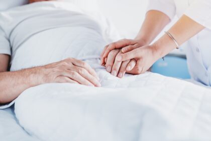 Šeimos, slaugančios artimuosius namuose, sako, jog laikino atokvėpio paslauga, kai profesionalūs darbuotojai kuriam laikui perima ligonio priežiūrą, yra tikras išsigelbėjimas ne tik „atsitikus gyvenimui“, bet ir perdegimo prevencija.