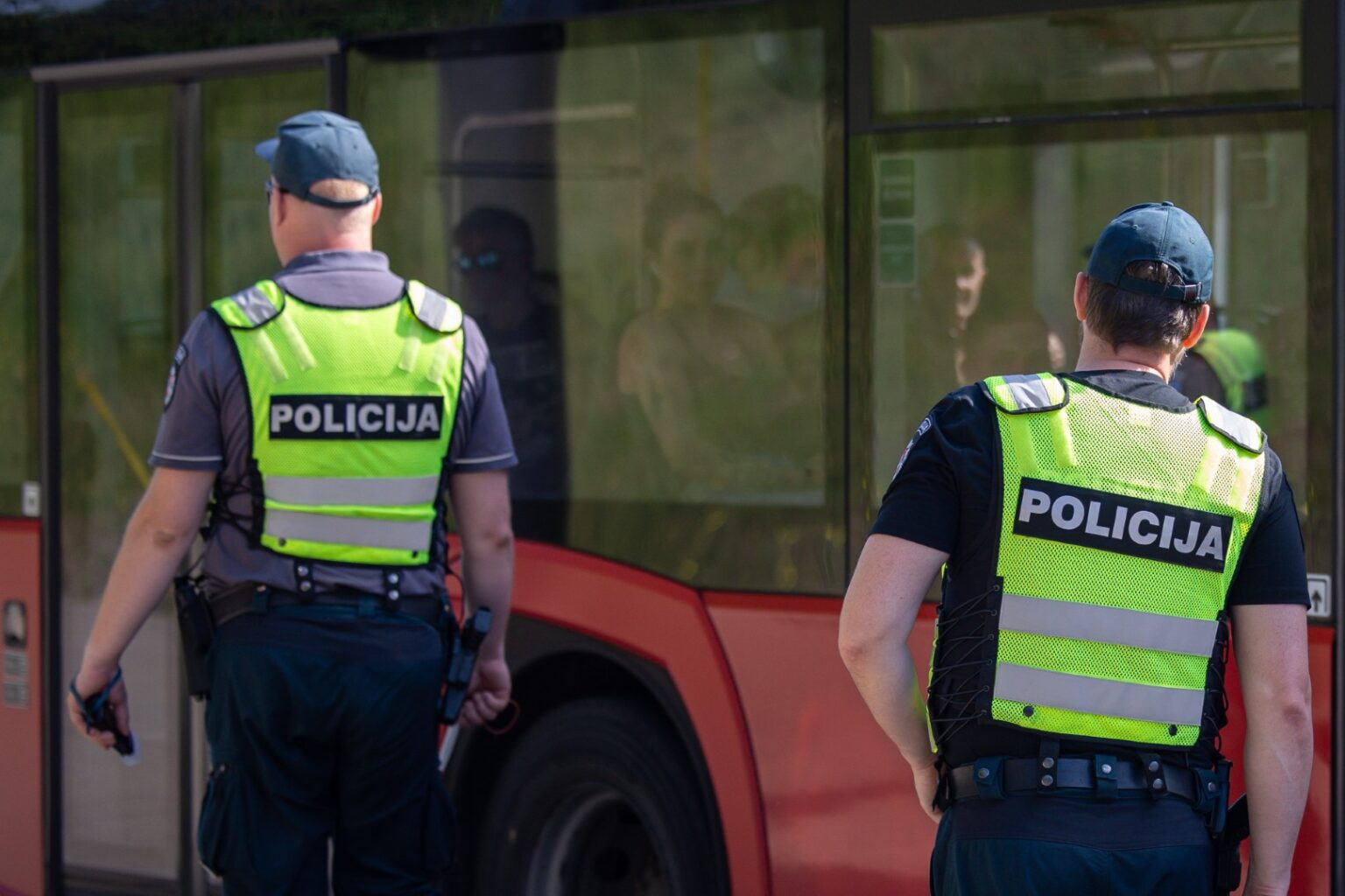 Policininkai, pasieniečiai, ugniagesiai, aplinkosaugininkai ir kiti pareigūnai trečiadienį prie Vyriausybės rengia įspėjamąjį protestą, kuriuo sieks priminti politikams jų pažadą didinti algas.