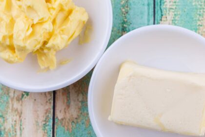 Sviestas ir margarinas dažnai guli šalia vienas kito namų ar prekybos centro šaldytuvo lentynoje. Vieni renkasi skonį ir natūralumą, kiti – kainą bei lengvumą.