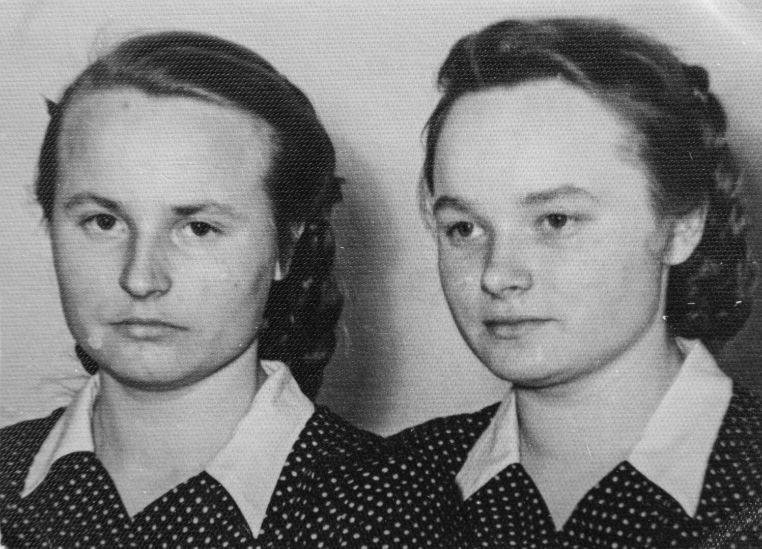 Likimas Reginą Pleškienę (dešinėje) vaikystėje kurį laiką buvo išskyręs su seserimi (kairėje): ji su tėvais gyvuliniame vagone ištremta, o Regina po trejų metų pati viena traukiniu atidardėjo pas išvežtą šeimą. R. PLEŠKIENĖS šeimos archyvo/ P. ŽIDONIO nuotr.