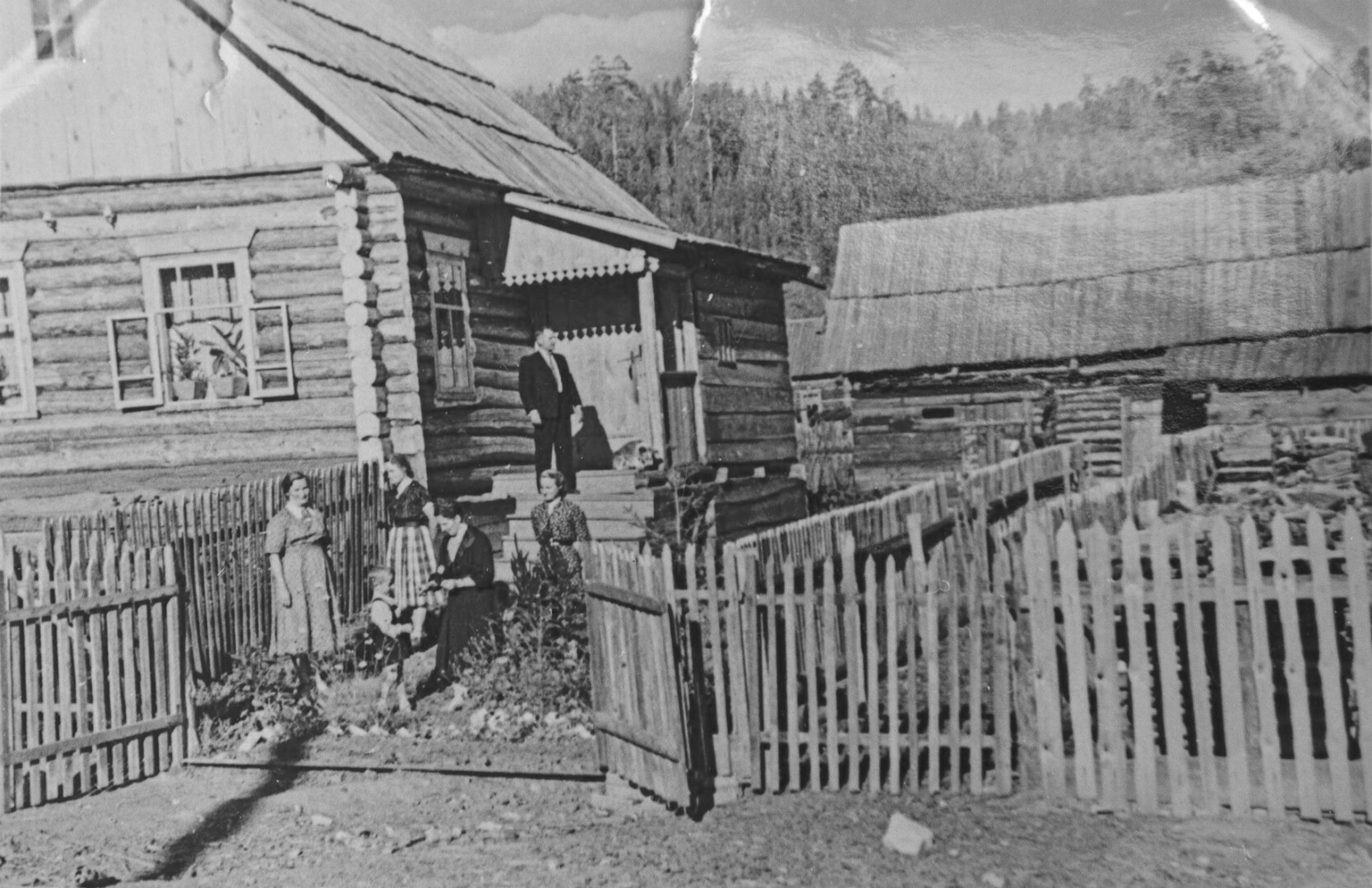 Netgi Sibire lietuviai tremtiniai susikūrė namus, išdirbo žemės, augino bulves, įsigijo gyvulių. R. PLEŠKIENĖS šeimos archyvo/ P. ŽIDONIO nuotr.