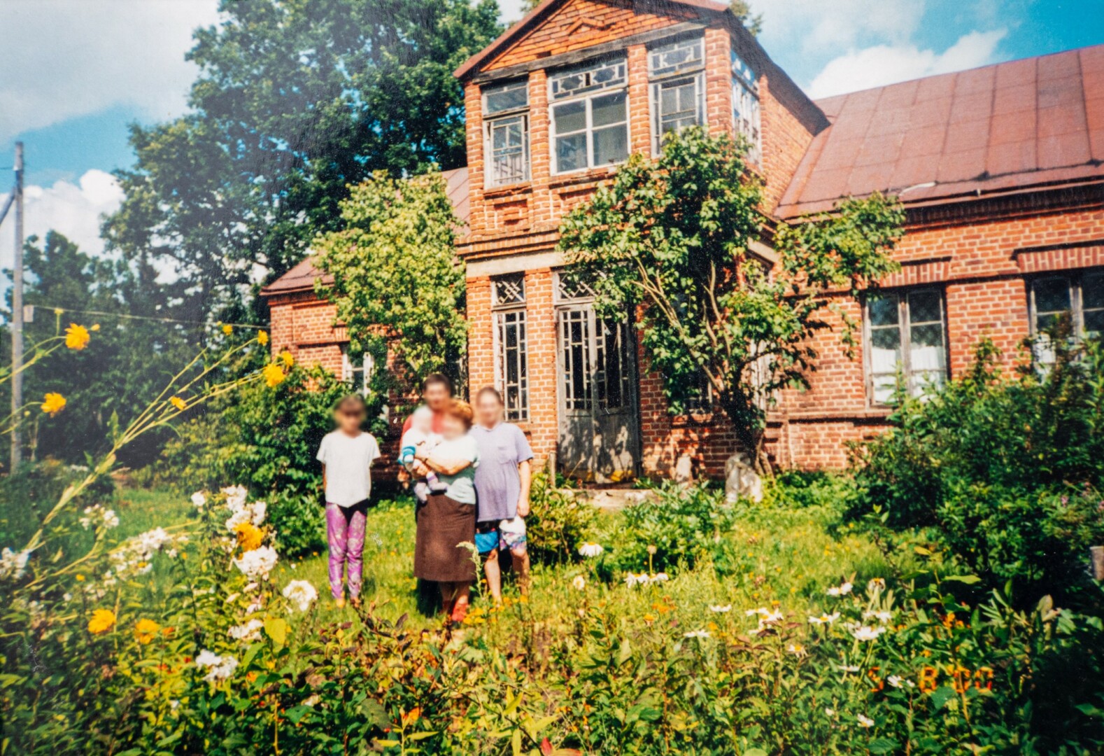 Reginos Pleškienės senelio statytas raudonplytis namas atėjusiems sovietams buvo it krislas akyje. R. PLEŠKIENĖS šeimos archyvo/ P. ŽIDONIO nuotr.