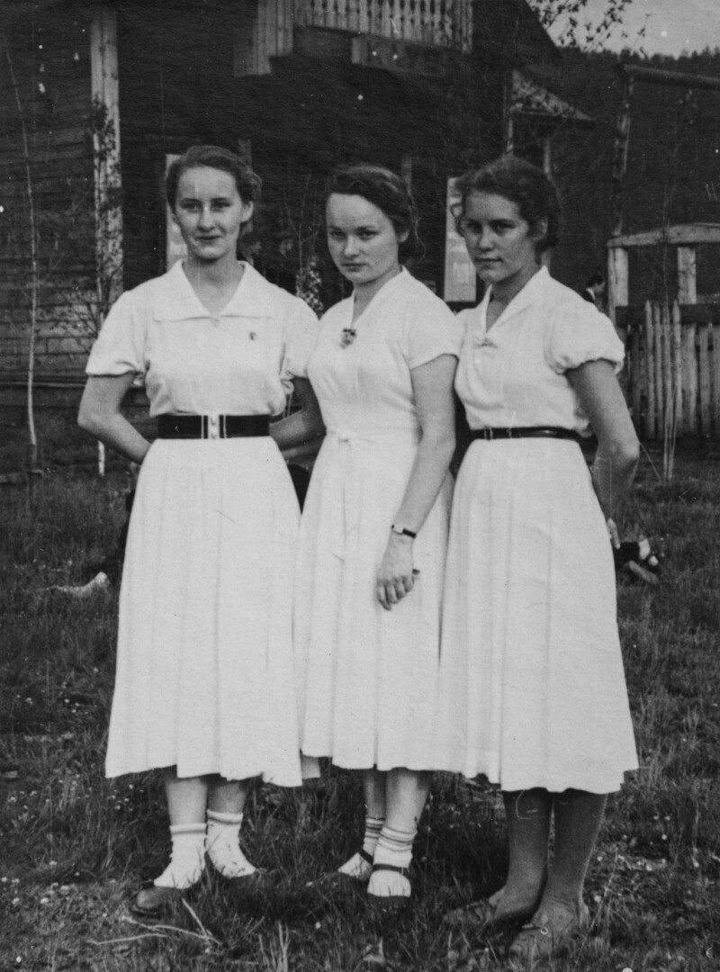 Regina Pleškienė (viduryje) Sibire su bendraklasėmis. R. PLEŠKIENĖS šeimos archyvo/ P. ŽIDONIO nuotr.