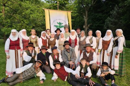 Nors laikas ir nesibaigiančios permainos ištrynė nemažai praeities papročių bei tradicijų, aukštaičiai išsaugojo ir ateities kartoms neša gausybę įvairiausių dainų. Dar mokame ir lopšinių, ir darbo, karo, vestuvių dainų, ir tautos atminty išlikusių atsisveikinimo raudų.