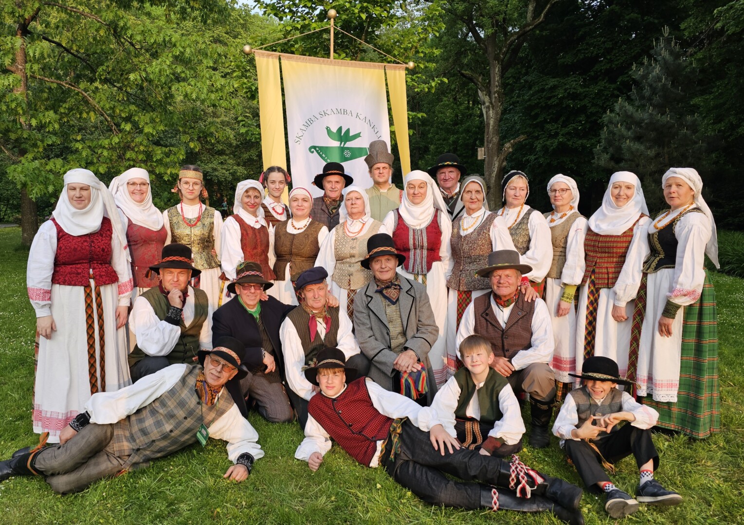 Nors laikas ir nesibaigiančios permainos ištrynė nemažai praeities papročių bei tradicijų, aukštaičiai išsaugojo ir ateities kartoms neša gausybę įvairiausių dainų. Dar mokame ir lopšinių, ir darbo, karo, vestuvių dainų, ir tautos atminty išlikusių atsisveikinimo raudų.