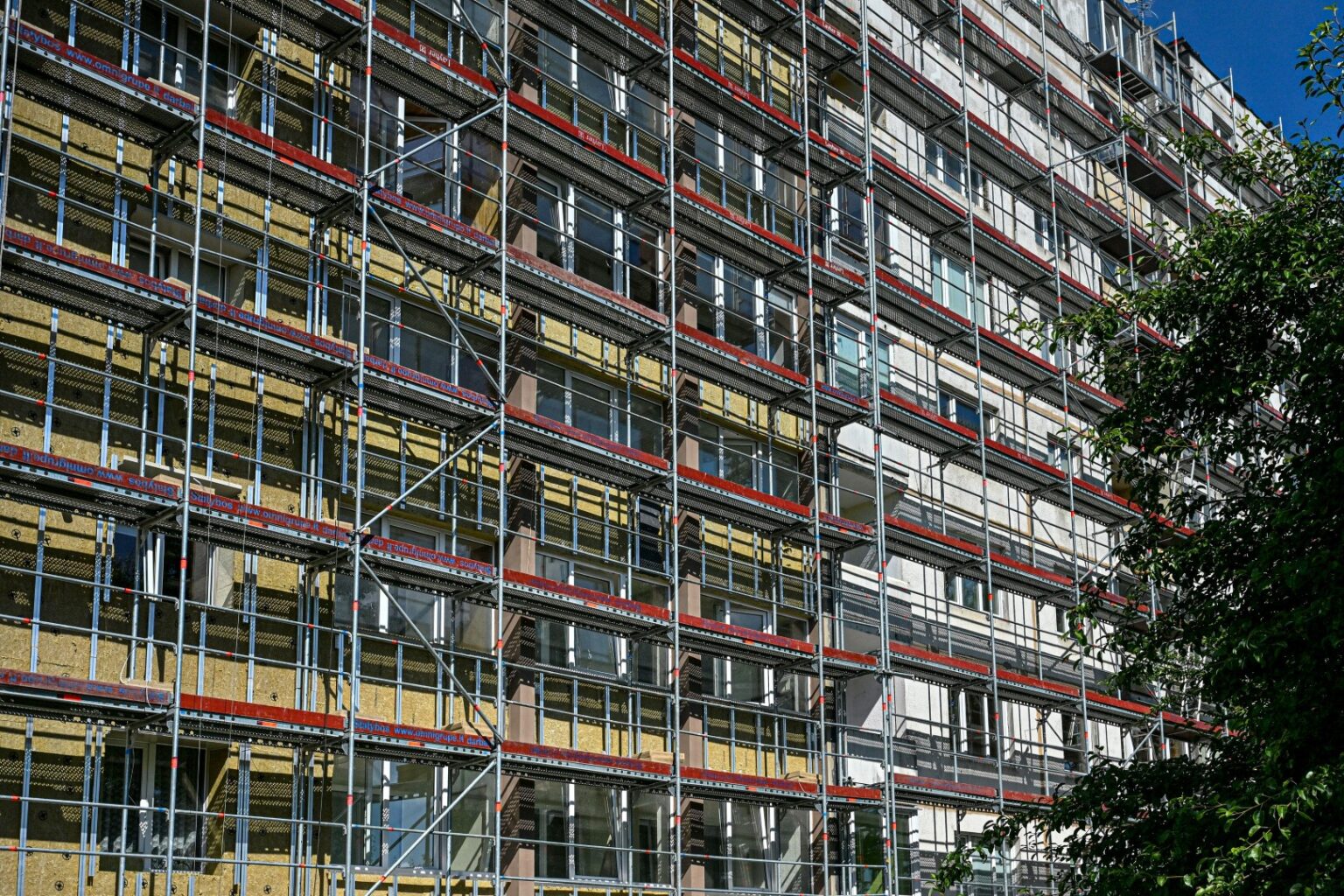 Statybininkų gatvės 54-uoju numeriu pažymėto daugiabučio gyventojai guodžiasi, kad jų namas – lyg po apšaudymų: dėl renovacijos metu keičiamų vamzdynų ir balkonų visur žioji baisiausios skylės.