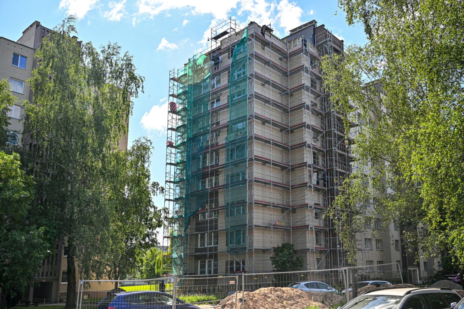 Statybininkų gatvės 54-uoju numeriu pažymėto daugiabučio gyventojai guodžiasi, kad jų namas – lyg po apšaudymų: dėl renovacijos metu keičiamų vamzdynų ir balkonų visur žioji baisiausios skylės. Tačiau tai smulkmena, palyginti su tuo, kad devynaukštis trims mėnesiams lieka be lifto.