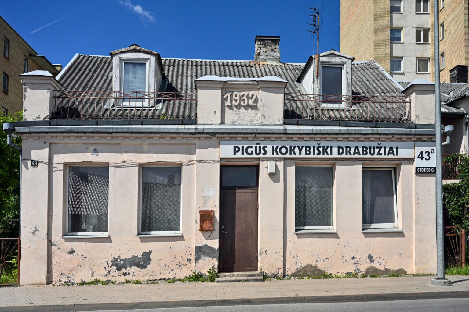 Daugiau nei tris dešimtmečius dėvėtais drabužiais žavėjęsi panevėžiečiai ima keisti įpročius – perka naujus rūbus. Taip teigia pirmųjų pardavėjai, stebintys gerokai sumenkusias, sparčiai tirpstančias pirkėjų gretas.