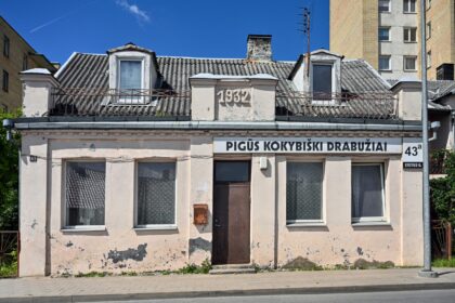 Daugiau nei tris dešimtmečius dėvėtais drabužiais žavėjęsi panevėžiečiai ima keisti įpročius – perka naujus rūbus. Taip teigia pirmųjų pardavėjai, stebintys gerokai sumenkusias, sparčiai tirpstančias pirkėjų gretas.