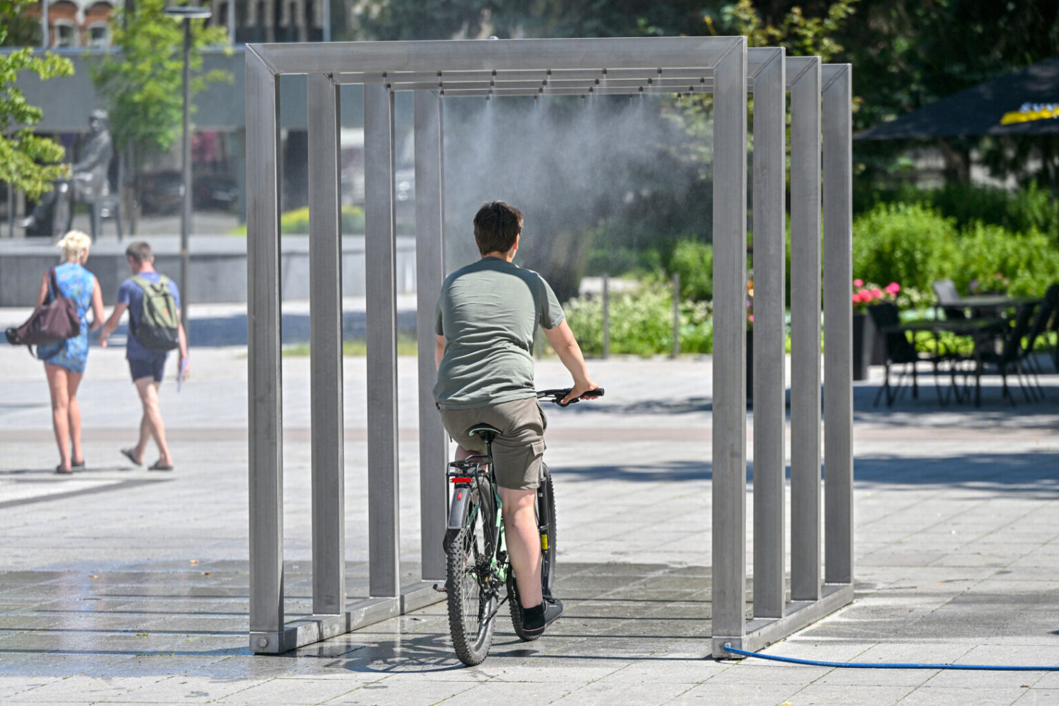 Tokios temperatūros kaip šį ketvirtadienį, liepos 3-iąją, Panevėžyje būtent tą mėnesio dieną nebuvo net 64 metus. Tačiau termometrų stulpelius iki naujų rekordų pašokdinęs karštis ilgai Lietuvoje neužsibuvo ir jau vėl sugrįžo mūsiškai vasarai būdingi orai.