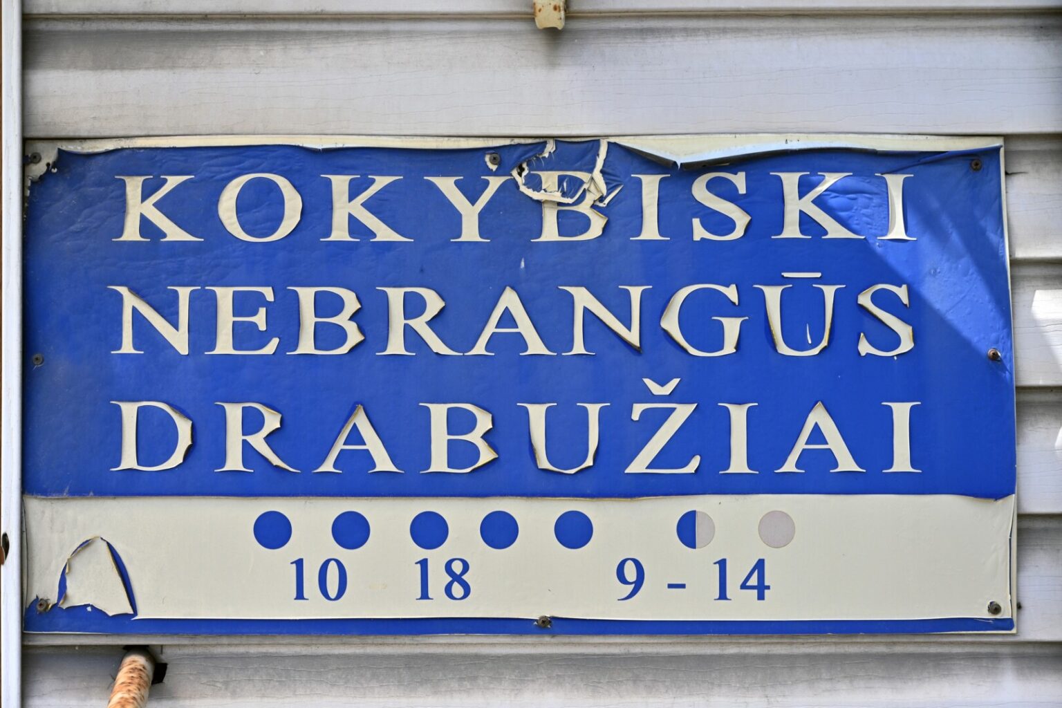 Daugiau nei tris dešimtmečius dėvėtais drabužiais žavėjęsi panevėžiečiai ima keisti įpročius – perka naujus rūbus. Taip teigia pirmųjų pardavėjai, stebintys gerokai sumenkusias, sparčiai tirpstančias pirkėjų gretas.