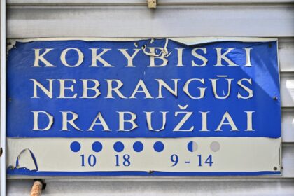 Daugiau nei tris dešimtmečius dėvėtais drabužiais žavėjęsi panevėžiečiai ima keisti įpročius – perka naujus rūbus. Taip teigia pirmųjų pardavėjai, stebintys gerokai sumenkusias, sparčiai tirpstančias pirkėjų gretas.