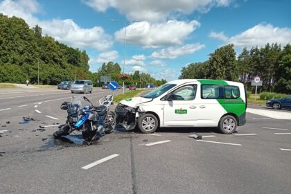 Nemuno gatvėje ties Taikos alėja penktadienį kone vidurdienį įvyko avarija.