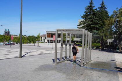 Panevėžiečiai ir miesto svečiai gali karštomis vasaros dienomis atsigaivinti miesto centre – Laisvės aikštėje nuo šiandien veikia naujai įrengta vandens dulksna.