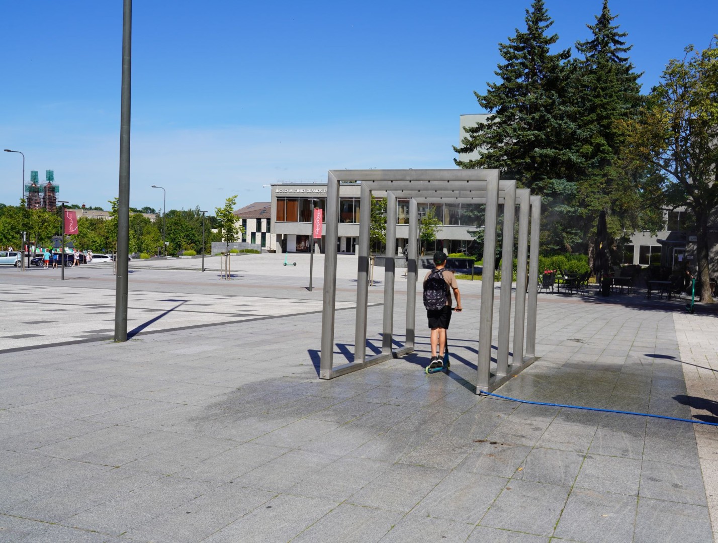 Panevėžiečiai ir miesto svečiai gali karštomis vasaros dienomis atsigaivinti miesto centre – Laisvės aikštėje nuo šiandien veikia naujai įrengta vandens dulksna.