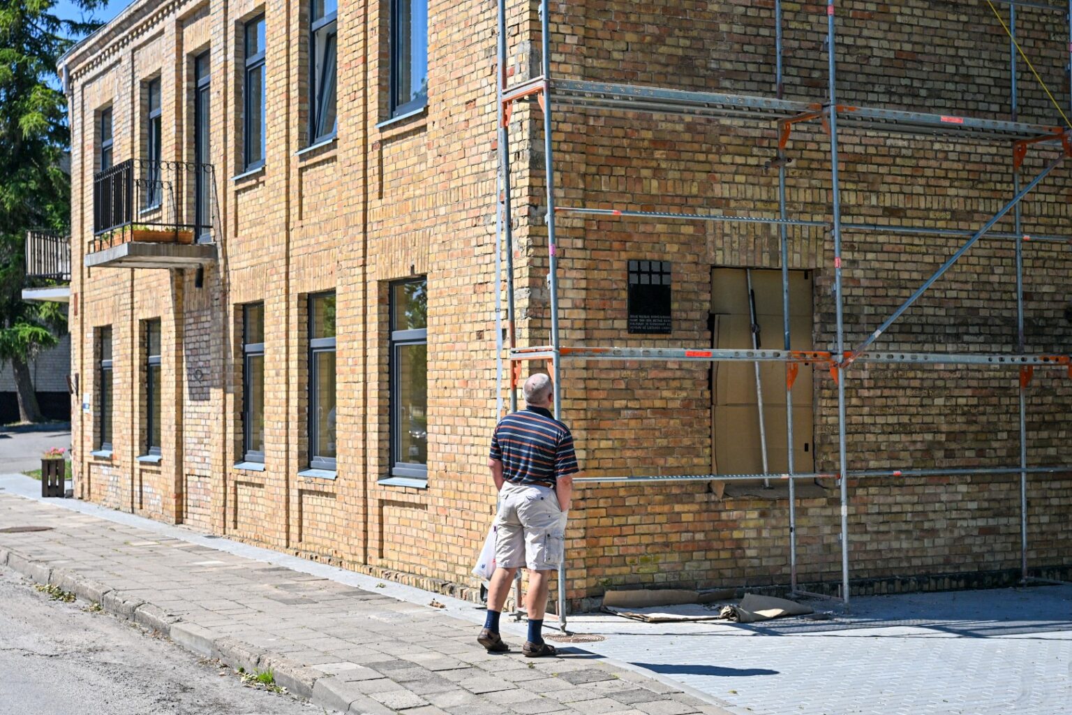 Krekenavoje kone prieš porą metų mįslingai dingusi memorialinė lenta, žymėjusi pastatą, kuriame sovietų saugumiečių kalinti ir kankinti kovotojai už Lietuvos laisvę, pagaliau atkurta.