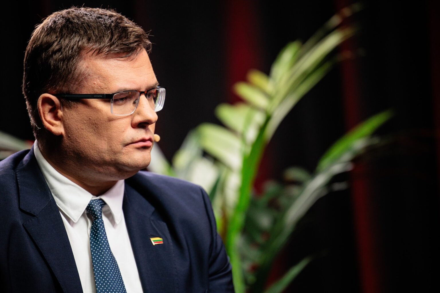 Konservatorių pirmininkas Laurynas Kasčiūnas sako liepos pabaigoje pateiksiantis siūlymą, kuriuo užsieniečiams būtų nustatyta prievolė išmokti valstybinę kalbą, jei šis norėtų prasitęsti savo laikinąjį leidimą gyventi Lietuvoje.