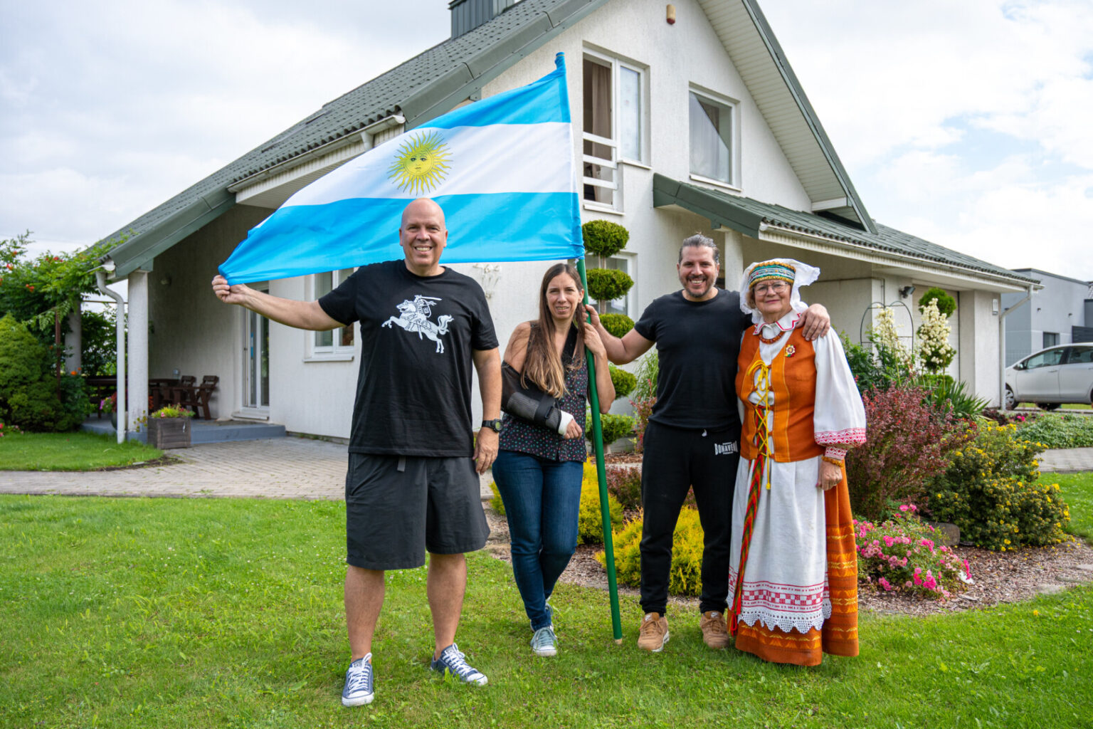 Pirmą kartą savo senelių žemę aplankę trys argentiniečiai – broliai Aleksandras Andrijanas, Gabrielius ir jų sesuo Hilda Vanina Mikėnai – liko sužavėti Lietuva.