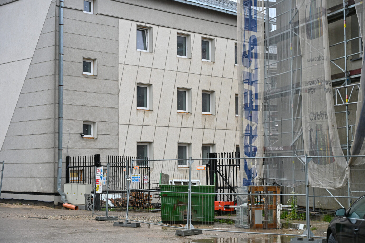 Panevėžio centre riogsantis, jau apaugęs piktžolėmis ir pastoliais apkabinėtas „Sodros“ pastatas vis labiau primena biurokratinių pažadų ir neveiksmingos statybų priežiūros simbolį.