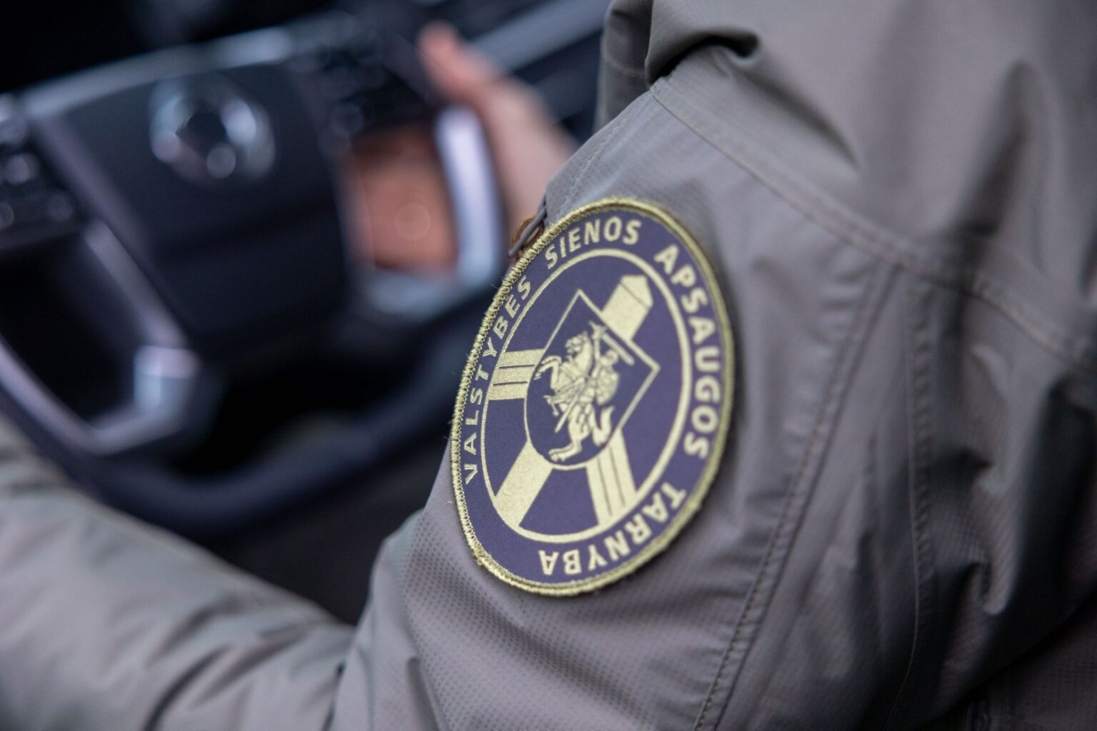 Vilniaus oro uoste pasieniečiai sulaikė iš Jungtinės Karalystės už įstatymų pažeidimus grąžintą Panevėžio gyventoją, kuris, kaip paaiškėjo, ieškomas Lietuvos teisėsaugos, pranešė Valstybės sienos apsaugos tarnyba (VSAT).