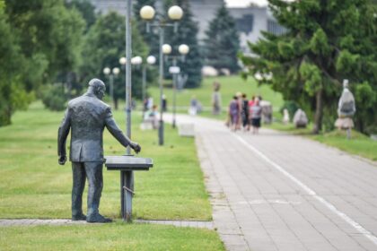 Panevėžio savivaldybei vis nepavyksta į miesto centrą sugrąžinti dėl jo rekonstrukcijos prieš keletą metų iškeltų skulptūrų.