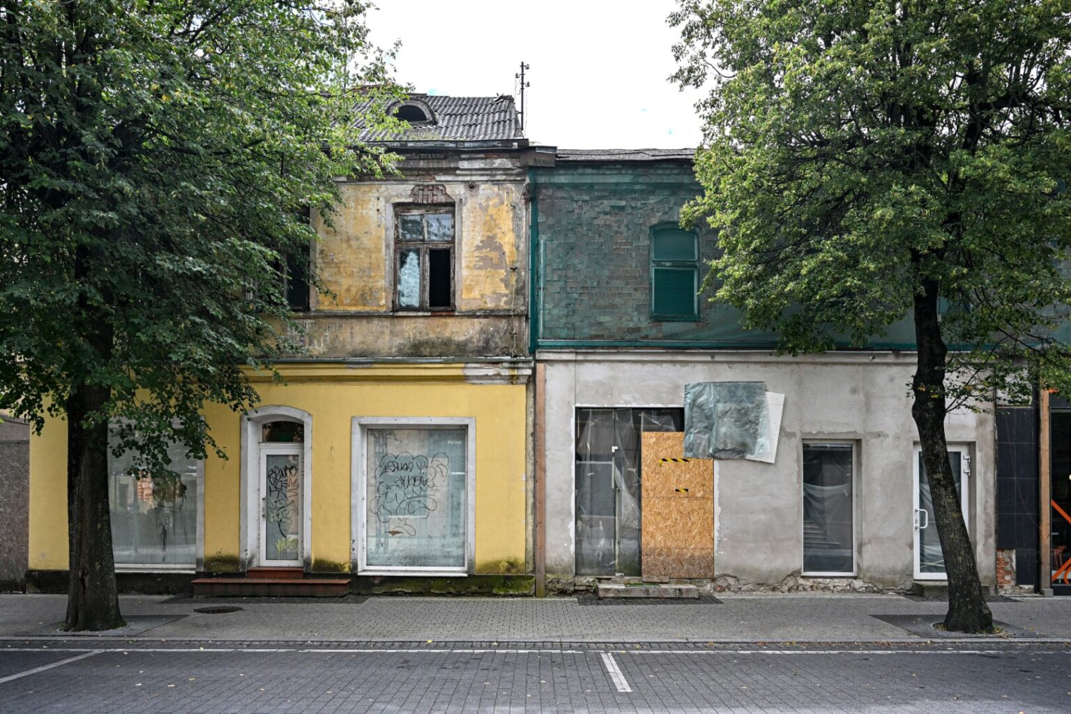 Vienas ryškiausių Panevėžio centro skaudulių – Vasario 16-osios gatvės 11-uoju numeriu pažymėtas daugiabutis – po ilgų metų bylinėjimosi ir institucijų pastangų pagaliau gali sulaukti permainų.