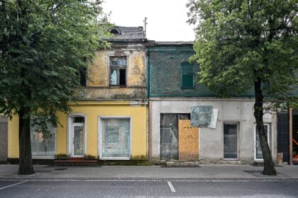 Vienas ryškiausių Panevėžio centro skaudulių – Vasario 16-osios gatvės 11-uoju numeriu pažymėtas daugiabutis – po ilgų metų bylinėjimosi ir institucijų pastangų pagaliau gali sulaukti permainų.